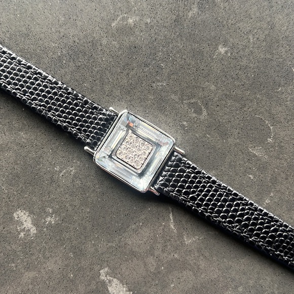 SWAROVSKI LEATHER AND CRYSTAL BRACELET - New in box - Picture 2 of 8